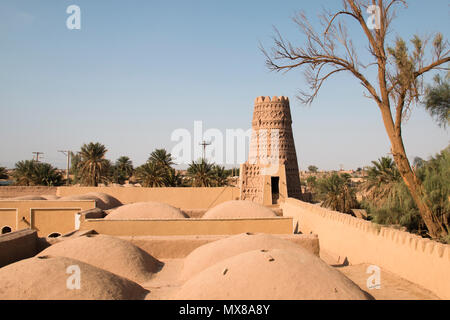 I vecchi mattoni di fango in caravanserai Shahdad, l'ultimo villaggio prima di iniziare il Dasht-e Lut deserto vicino a Kerman in Iran Foto Stock