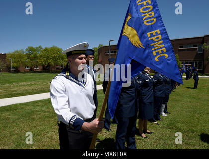 Il bulgaro Navy Seaman Yani Valkov, uno studente internazionale che frequentano U.S. Air Force Airman Leadership School, detiene il volo guidon Maggio 3, 2017, presso il Capo Comandante Sergente Paul H. Lankford arruolato militare Professional Education Center in Tennessee dell'Est, durante l'apertura di ispezione ranghi. Airman leadership school è un corso di cinque settimane di corso che prepara gli avieri Senior per le posizioni di maggiore responsabilità fornendo la capacità di leadership di supervisori e funzionari di reporting. Gli studenti internazionali sono un regolare oltre ai loro ranghi e consentire i servizi per costruire e sostenere relationsh Foto Stock