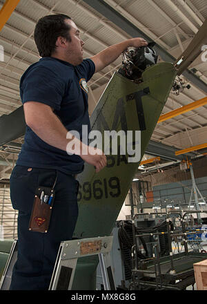 Thomas Martinez, 54th elicottero Squadron meccanico aeronautico, si prepara a scaricare l'olio da una scatola del cambio a Minot Air Force Base, N.D., 2 maggio 2017. Squadron anche membri di impegnarsi nella ricerca di emergenza e la missione di salvataggio di formazione. Foto Stock