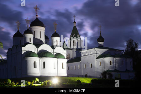 Chiesa russo-ortodossa annunciazione del monastero di Murom, Russia illuminato nel buio della notte Foto Stock