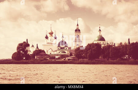 Vista sul monastero Spaso-Yakovlevsky complesso dal lago Nero si trova a Rostov, Russia Foto Stock