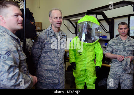 Senior Airman Hunter Rivord, 341 operazioni mediche squadrone tecnico bioenvironmental, sinistra, mutandine Lt. Gen. Mark Ediger, chirurgo generale della Air Force, e Chief Master Sgt. Jason ritmo, Direttore Medico arruolato manager, 2 maggio 2017, a Malmstrom Air Force Base, Mont. Ediger e ritmo tournée in varie sezioni del 341 Gruppo medico durante la loro visita alla base. Foto Stock