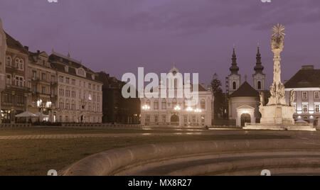 Vista notturna della Trinità illumina la colonna sulla Piazza Unirii, Timisoara, Romania Foto Stock