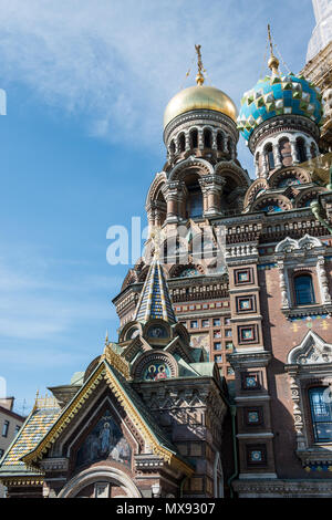 Immagine in verticale la bella facciata Chiesa del Salvatore sul Sangue versato, importante punto di riferimento di San Pietroburgo, Russia Foto Stock