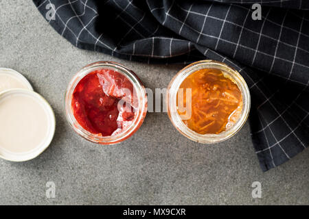 Arancione organico lâ Elderflower e marmellata di fragole in vaso / marmellate varie. Il cibo della colazione Foto Stock