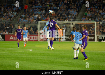 New York, Stati Uniti. 02Giugno, 2018. David Villa (7) di NYCFC & RJ Allen (27) della città di Orlando SC lotta per la sfera durante il normale gioco MLS su Yankee Stadium NYCFC ha vinto 3 - 0 Credito: Lev Radin/Pacific Press/Alamy Live News Foto Stock