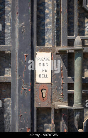 Antique metallo arrugginito porta con vernice pelata Foto Stock