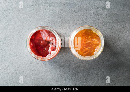 Arancione organico lâ Elderflower e marmellata di fragole in vaso / marmellate varie. Il cibo della colazione Foto Stock