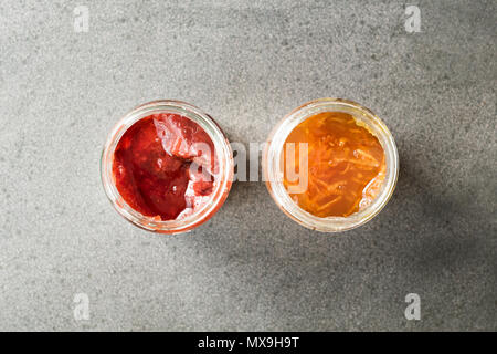 Arancione organico lâ Elderflower e marmellata di fragole in vaso / marmellate varie. Il cibo della colazione Foto Stock