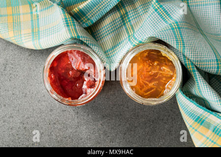 Arancione organico lâ Elderflower e marmellata di fragole in vaso / marmellate varie. Il cibo della colazione Foto Stock