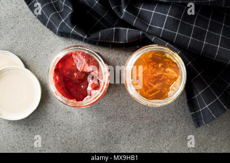 Arancione organico lâ Elderflower e marmellata di fragole in vaso / marmellate varie. Il cibo della colazione Foto Stock