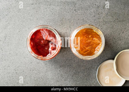 Arancione organico lâ Elderflower e marmellata di fragole in vaso / marmellate varie. Il cibo della colazione Foto Stock