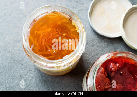 Arancione organico lâ Elderflower e marmellata di fragole in vaso / marmellate varie. Il cibo della colazione Foto Stock