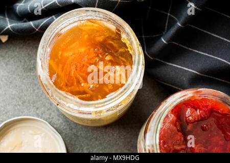 Arancione organico lâ Elderflower e marmellata di fragole in vaso / marmellate varie. Il cibo della colazione Foto Stock