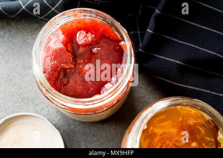 Arancione organico lâ Elderflower e marmellata di fragole in vaso / marmellate varie. Il cibo della colazione Foto Stock