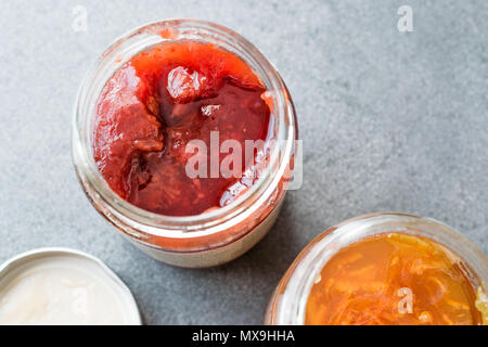 Arancione organico lâ Elderflower e marmellata di fragole in vaso / marmellate varie. Il cibo della colazione Foto Stock