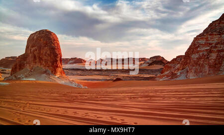 Panorama della valle El-Agabat nel deserto bianco, Sahara, Egitto Foto Stock