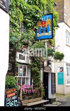 La parte anteriore del Fountain Inn nel porto della città di Cornovaglia di Mevagissey, Cornwall, Regno Unito Foto Stock