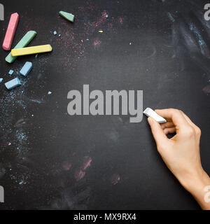 Femmina di scrittura a mano su una lavagna piano portapaziente con gesso bianco Foto Stock