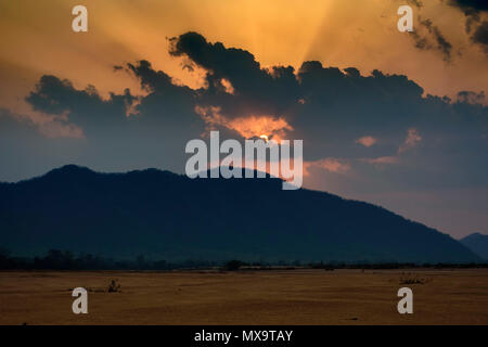 Tramonto dietro Eastern Ghat Mountain Range sul fiume Mahanadi, spazio di copia Foto Stock