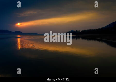 Alba sul fiume Mahanadi, Odisha, Orientale Ghat mountain range, spazio di copia Foto Stock