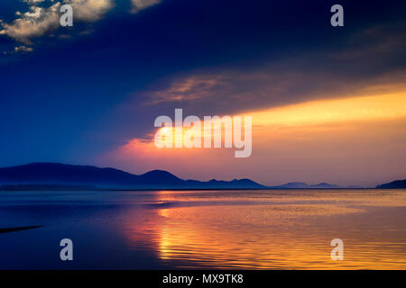 Alba sul fiume Mahanadi, Odisha, Orientale Ghat mountain range, spazio di copia Foto Stock