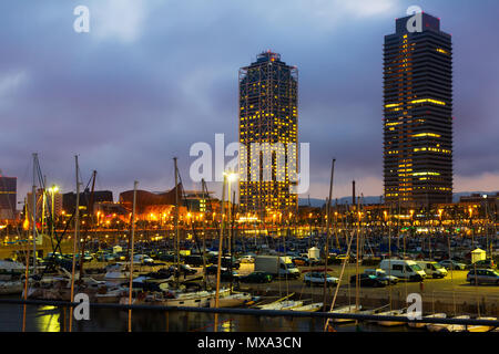 Twilight visualizzare di nuovo lungomare di Barcellona Foto Stock