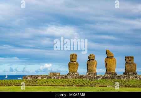 Ahu Vai Ure Moai, Tahai, Hanga Roa, Isola di Pasqua, Rapa Nui, Cile, con barche a vela in Oceano Pacifico Foto Stock