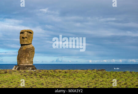 Tahai Ahu Moai, Hanga Roa, Isola di Pasqua, Rapa Nui, Cile, con la barca in Oceano Pacifico Foto Stock