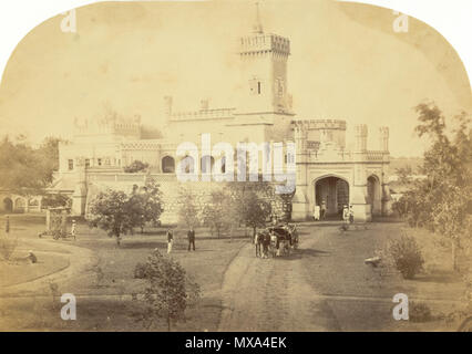 . Inglese: Fotografo: Dixon, Henry medie: stampa fotografica data: 1860 una fotografia di una residenza ufficiale in Hosur, Salem District, dal 'Vibart Raccolta di opinioni in India del Sud' presi da un fotografo sconosciuto circa 1855."divisional officer di bungalow, localmente chiamato il castello fu costruito a grande costo da un ex collettore, signor Brett (1859-62), quando Hosur fu la sede del distretto. È nello stile di un inglese un castello medievale, con torrette, merli, un fossato, &c. È stato acquistato dal governo nel 1875 per Rs. 10.000' . 1860. Dixon, Henry 286 Casa a Ooso Foto Stock