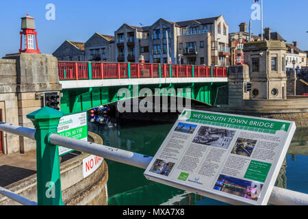 Città ponte di sollevamento informazioni segno, weymouth Harbour e vacanze città balneare , dorset, Inghilterra, sud della costa, Gran Bretagna, UK, gb,UE Foto Stock