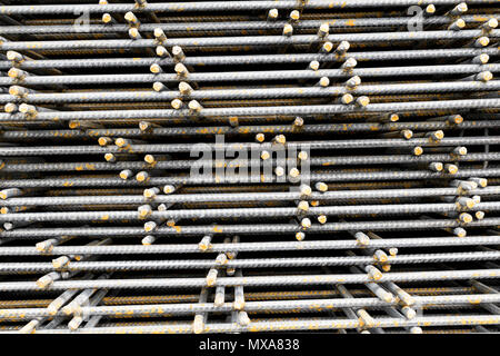 Close-up di una pila di prodotti laminati a caldo di acciaio rotonde barre di rinforzo (tondi per cemento armato) disposti di piatto Foto Stock