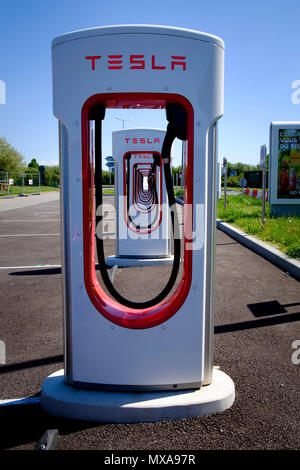 Tesla multi auto elettrica punti di ricarica al francese della stazione di servizio Foto Stock