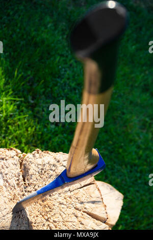 Ax bloccato in uno stelo. Blue ax vicino. La lavorazione del legno del concetto. Blue ax Foto Stock