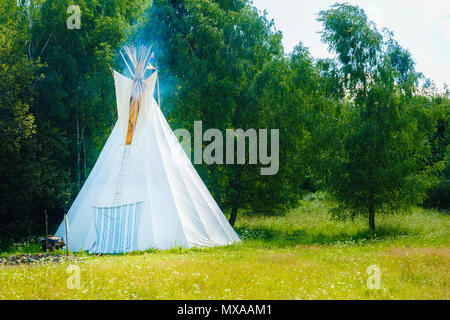 Teepee bianco tenda indiana in piedi nel bellissimo paesaggio estivo. Foto Stock