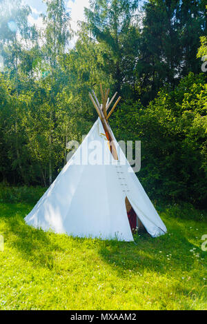 Teepee bianco tenda indiana in piedi nel bellissimo paesaggio estivo. Foto Stock
