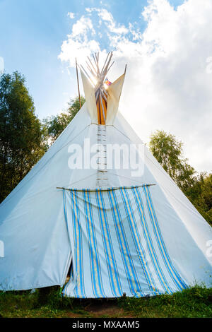 Teepee bianco tenda indiana in piedi nel bellissimo paesaggio estivo. Foto Stock