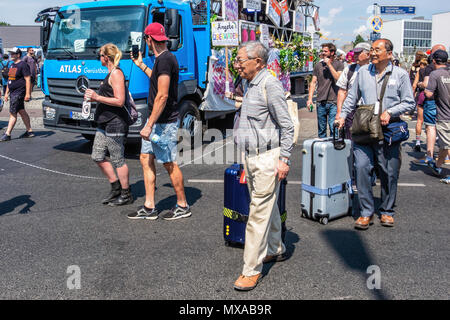 La germania,Berlin-Mitte, 27 maggio 2017. I turisti con valigie impigliati in anti AfD demonstartion a Berlino Stazione Centrale. Foto Stock