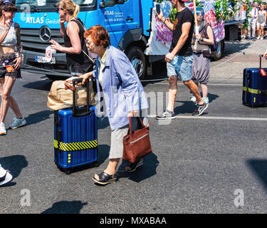 La germania,Berlin-Mitte, 27 maggio 2017. Anziano turista femminile con la valigia impigliati in anti AfD demonstartion a Berlino Stazione Centrale. Foto Stock