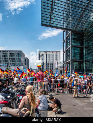 La germania,Berlin-Mitte, 27 maggio 2017. AFD "futuro per la Germania' ala destra dimostrazione al di fuori dalla principale stazione ferroviaria. Foto Stock