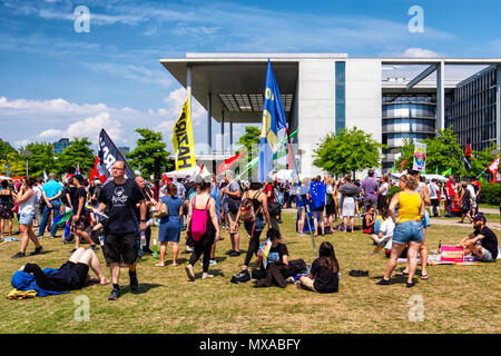 La germania,Berlin-Mitte, 27 maggio 2017. Anti AfD manifestanti e politici si riuniscono al di fuori del governo tedesco di edifici. Foto Stock