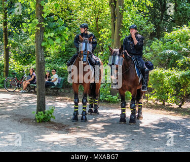 La germania,Berlin-Mitte, polizia montata su cavalli nel parco Tiergarten il giorno di AfD e anti proteste Afd.cavalli dotato di protezioni per occhi e le protezioni della gamba Foto Stock