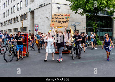 La germania,Berlin-Mitte, 27 maggio 2018. Anti AfD manifestanti marzo a Barndenburg Gate nel giorno di proteste e di contrastare le proteste. Foto Stock