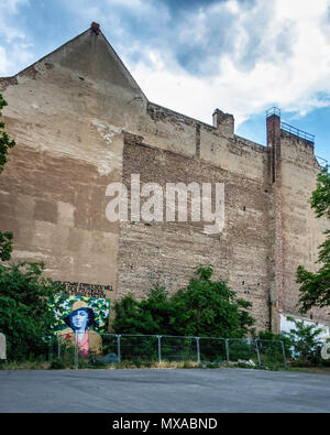 La pittura di Klara Franke e il suo motto da Christian Kurt Ebert su firewall dell'edificio Kulturfabrik, Lehrter Strasse 35, Moabit di Berlino il motto Foto Stock