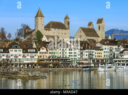 Rapperswil, Svizzera - 30 November, 2016: edifici nella parte storica della città, la gente sulla diga del lago di Zurigo. Rapperswil è una parte Foto Stock