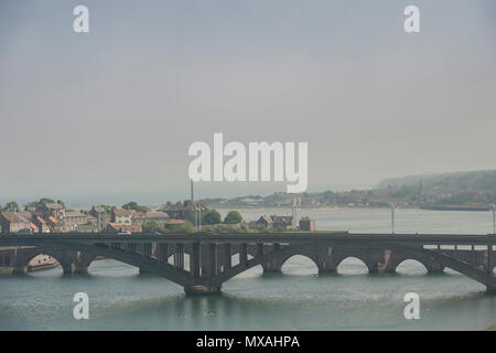 Berwick-Upon-Tweed in una nebbiosa giorno come il sole si rompe attraverso Foto Stock