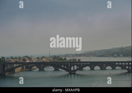 Berwick-Upon-Tweed in una nebbiosa giorno come il sole si rompe attraverso Foto Stock