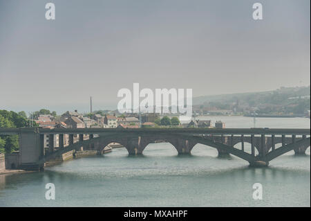 Berwick-Upon-Tweed in una nebbiosa giorno come il sole si rompe attraverso Foto Stock