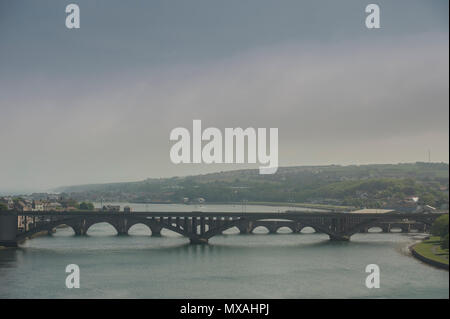 Berwick-Upon-Tweed in una nebbiosa giorno come il sole si rompe attraverso Foto Stock