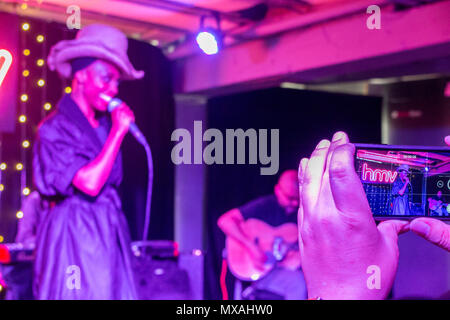 Morcheeba play per un pubblico scelto in occasione del lancio del loro album 2018 Blaze Away Foto Stock